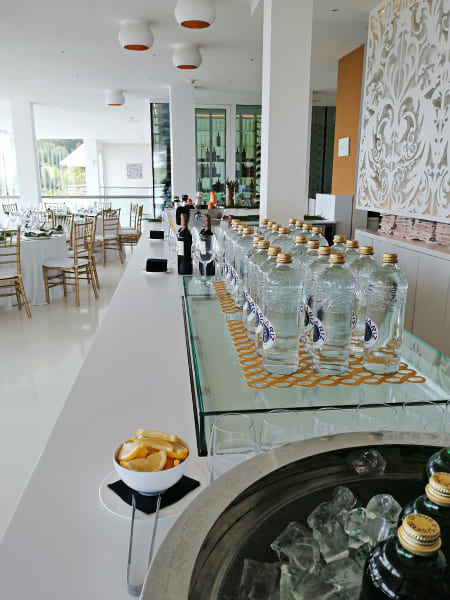 El bufé de desayuno con botellas de agua, rodajas de limón y hielo