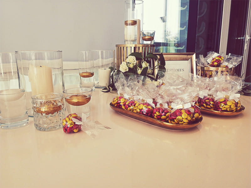 Paquetes de dulces en una mesa decorada con velas y regalos