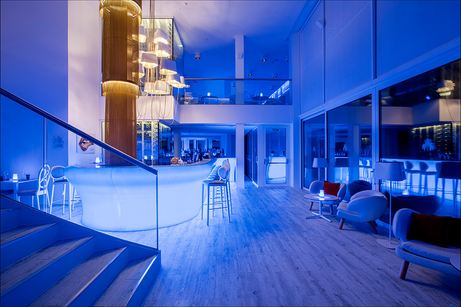 Bar del hotel Portals Hills con ambiente relajado y luces azules