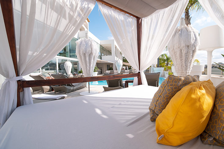 Cama solar en la piscina del hotel en Mallorca en un día soleado 