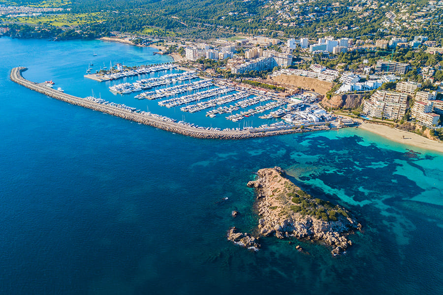 Vista aérea de un puerto de Mallorca